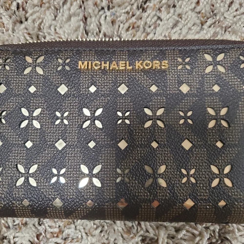 Micheal Kors Signature Wristlet